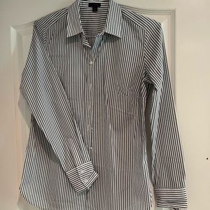 Ann Taylor blouse size 4. NWOT